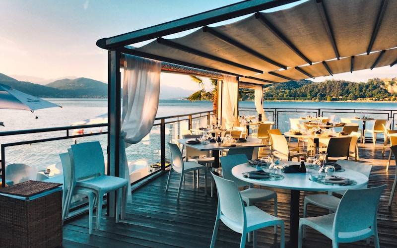 Outdoor dining in Siesta Key Village, Florida