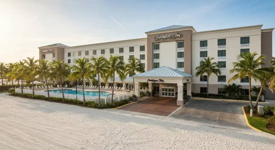 Hampton Inn Fort Myers Beach exterior