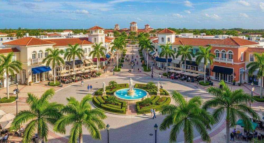 St. Armands Circle in Sarasota with palm trees and outdoor dining