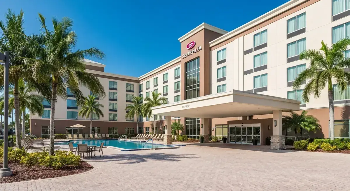 Crowne Plaza Fort Myers pool area