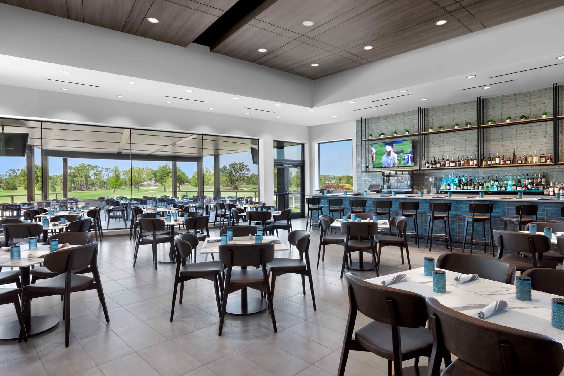 Aileron Aviators Club golf clubhouse restaurant with bar and course views at Sunseeker Resort